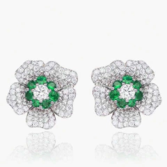 Brinco Botão com Flor Cravejado em Zircônia Banhado a Ródio - comprar online