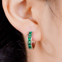 Brinco Argola Clique Tamanho P Cravejado de Zircônia Cúbica - comprar online