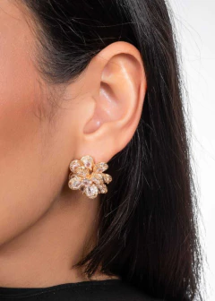 Brinco Flor Banhado a Ouro com Pétalas Cravejada Zircônias