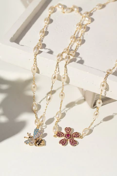 Colar Escapulário Pérola Coreana com Flor e Abelha Cravejada de Zircônia 65CM - comprar online