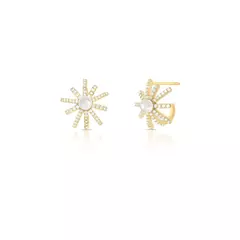 Brinco Curvo Flor com Pérola e Zircônias Banhada a Ouro