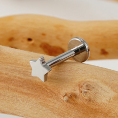 Labret estrella plana titanio - comprar online