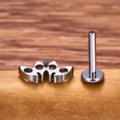 Labret cuatro leaves titanio - Lmpiercing