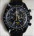 Relógio Omega Speedmaster Dark Side of the Moon Apollo 8 com mostrador preto e detalhes amarelos