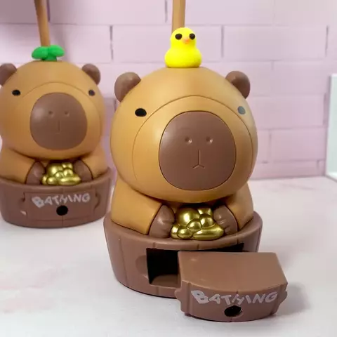 LÁMPARA CAPIBARA CON BARRIL SACAPUNTA