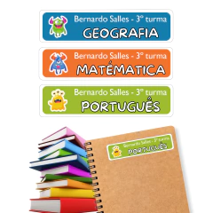 Etiquetas adesivas coloridas para disciplinas escolares, incluindo Português, Matemática e Filosofia, para caderno e livros ao fundo.
