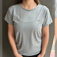 Remera deportiva Gris