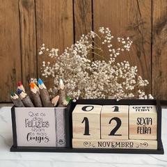 Calendário e porta canetas- madeira