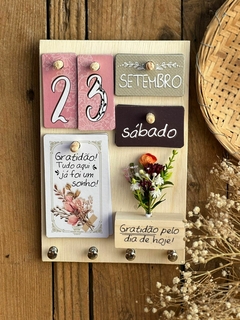 Calendário e porta chaves flores