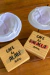 Dupla de coador de café personalizado com nomes "Café do Alan" e "Café da Rafaela" em peças de madeira.