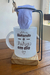 Caneca de vidro com a frase "Botando a fofoca em dia" e uma meia roxa pendurada.