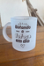 Caneca de vidro com a frase "Botando a fofoca em dia" em destaque.