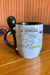 Caneca com a frase "Melhores Amigas Pra Sempre" e ilustrações de planetas, mostrando duas mãos entrelaçadas.