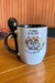 Caneca com ilustração de duas galinhas e texto "Tem amizade que vale a pena".