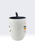 Caneca branca com interior preto e frase "É assim que um professor(a) incrível se parece", decorada com ilustrações de lápis e outros elementos escolares.