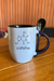 Caneca com design de estrutura química da cafeína e colher, ideal para amantes de café.