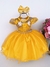 Vestido infantil amarelo com detalhes em flores e laço, ideal para festas e ocasiões especiais.