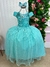 Vestido longo verde tiffany com detalhes em borboletas, ideal para festas infantis.