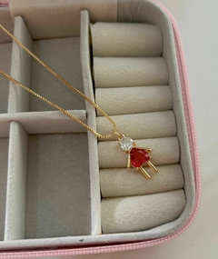 Colar filha cravejado com corpo vermelho banho de ouro 18k - comprar online