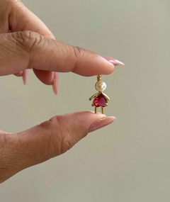 Pingente filha pérola com corpo fúcsia banho de ouro 18k