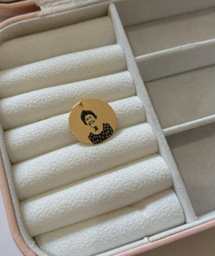 Medalha personalizada M banhado a ouro 18k