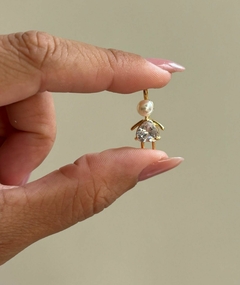 Pingente filha pérola com corpo cristal banho de ouro 18k