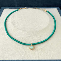 Colar Fio de Seda Verde com Pingente de Esmeralda - comprar online