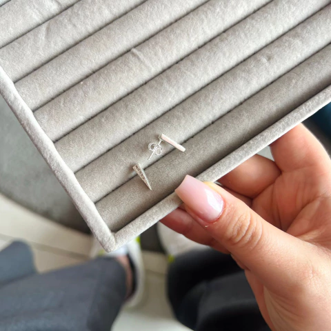 Brinco Triângulo Pequeno Cravejado