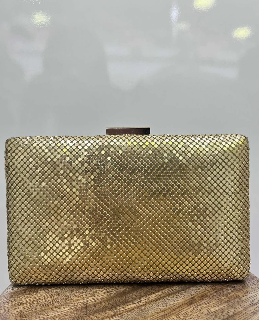 Clutch de Festa Dourada com Efeito Metal Mesh