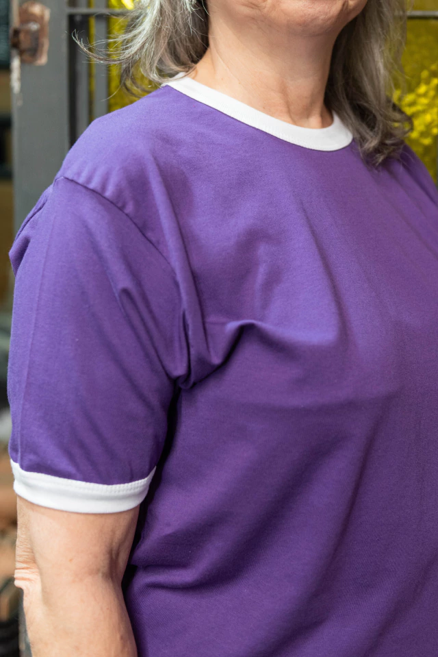 Remera con ribetes de Carpincho Indumentaria