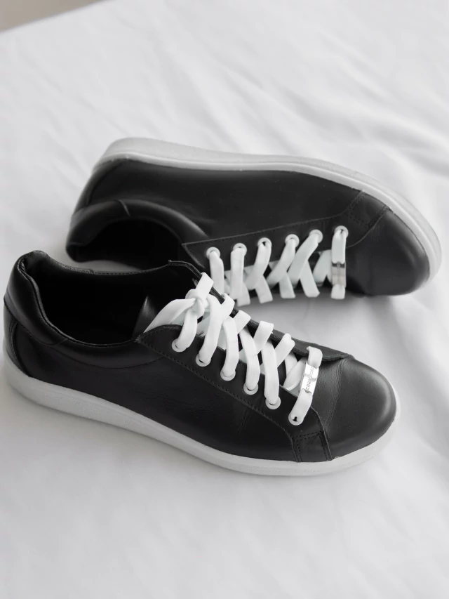 Zapatilla de cuero negra de Carpincho Indumentaria — imagen 3