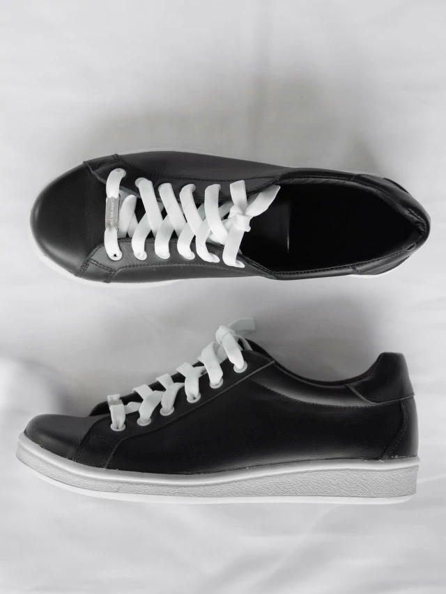 Zapatilla de cuero negra de Carpincho Indumentaria — imagen 4