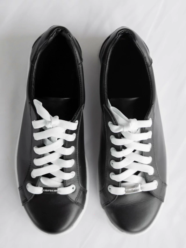 Zapatilla de cuero negra de Carpincho Indumentaria