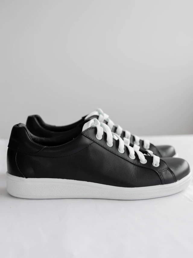 Zapatilla de cuero negra de Carpincho Indumentaria — imagen 2