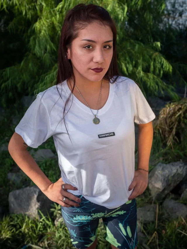Remera escotada de Carpincho Indumentaria