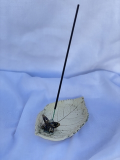 Incensário com aplicação de borboleta em cerâmica, feito à mão. na internet