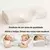Travesseiro ortopédico cervical em forma de borboleta, com textura branca, exibido em uso por uma mulher deitada em diferentes posições para demonstrar apoio e conforto. Texto promocional destaca benefícios como sono de qualidade e alívio da fadiga.