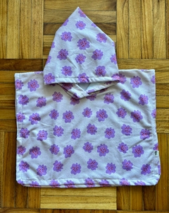 PONCHO TOALLA BEBE FLOWERS LILA