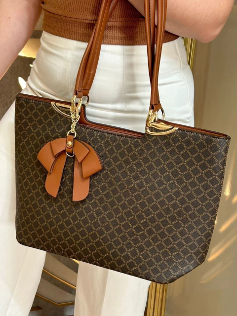 Modelo de Ombro Universitária - Bella Paulla