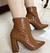Bota cano curto croco caramelo