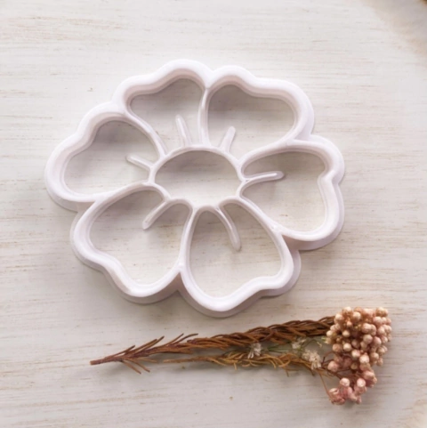 A018 - Cortador Pratinho Flor 9x8cm (sem corte fino)