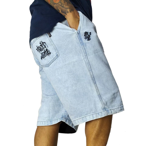 Bermuda Jeans Trip Side Azul Claro Delavê Bordado B027