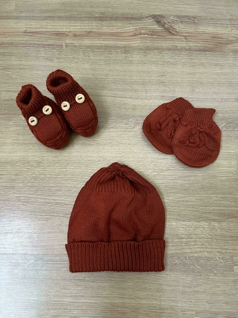 Touca, Par de Luvas e Par de Sapatinhos de Botão Terracota - comprar online