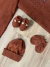 Touca, Par de Luvas e Par de Sapatinhos de Botão Terracota na internet