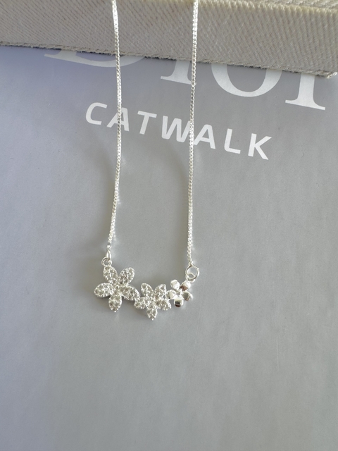 Colar Trio de Flores Cravejado- Prata - comprar online