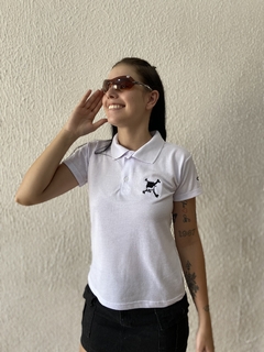 POLO SKULL BRANCA BABY LOOK FEMININA na internet