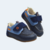 Tênis infantil masculino marinho da OrtoFino com detalhes em azul e laranja.