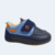 Tênis infantil masculino marinho da OrtoFino com detalhes em azul e laranja.