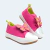 Sapato infantil feminino rosa com detalhes em verde e laço em forma de borboleta, ideal para meninas.