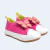 Sapato infantil feminino rosa com detalhes em verde e laço em forma de borboleta, ideal para meninas.